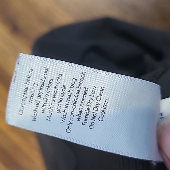 Athleta cropped Pants size 4.  Excellent Condition - Picture 7 of 10